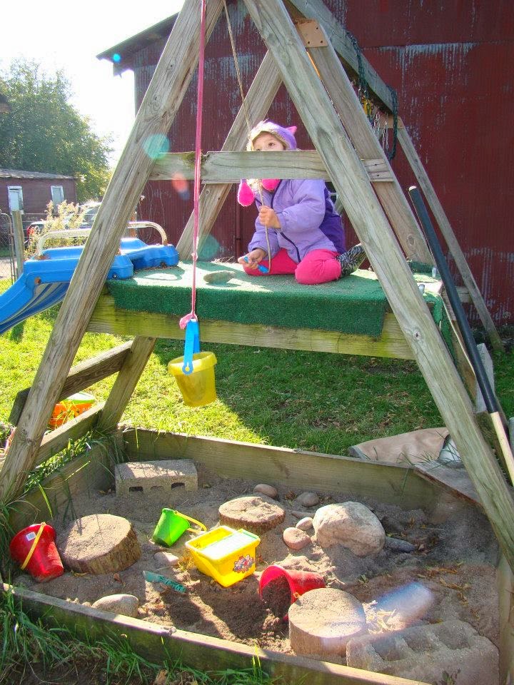 Домик для детей на даче своими руками из подручных материалов фото пошагово