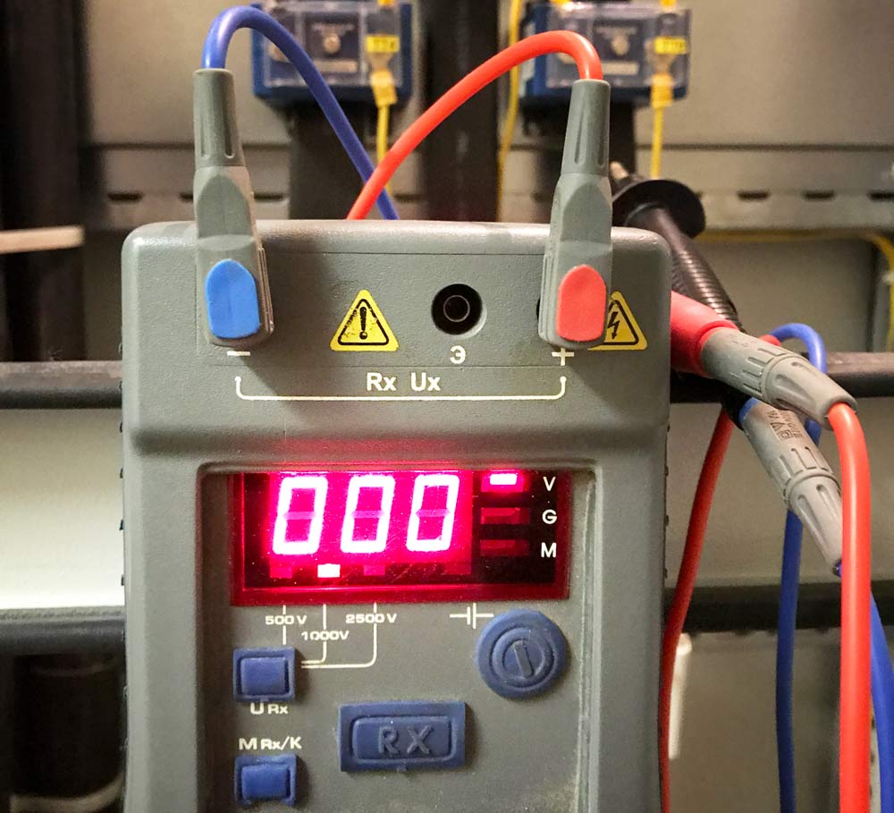 Проверка изоляции. Мегаомметр замер сопротивления изоляции 1000 вольт. Прибор для измерения сопротивления изоляции Эл двигателей идо 06. Измеритель сопротивления изоляции am2082. Измеритель для сопротивления изоляции в ручным напряжением.