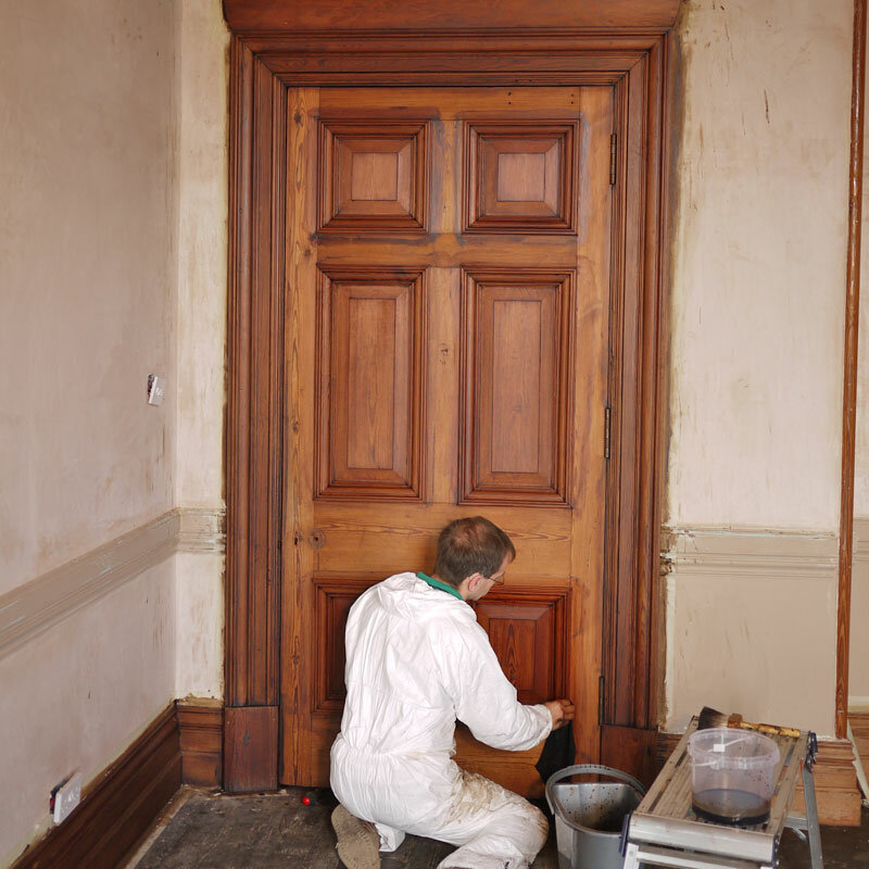 Ремонт старых дверей. Реконструкция деревянных дверей. Реставрировать деревянные двери. Реконструкция старых деревянных дверей. Двери старые деревянные межкомнатные.