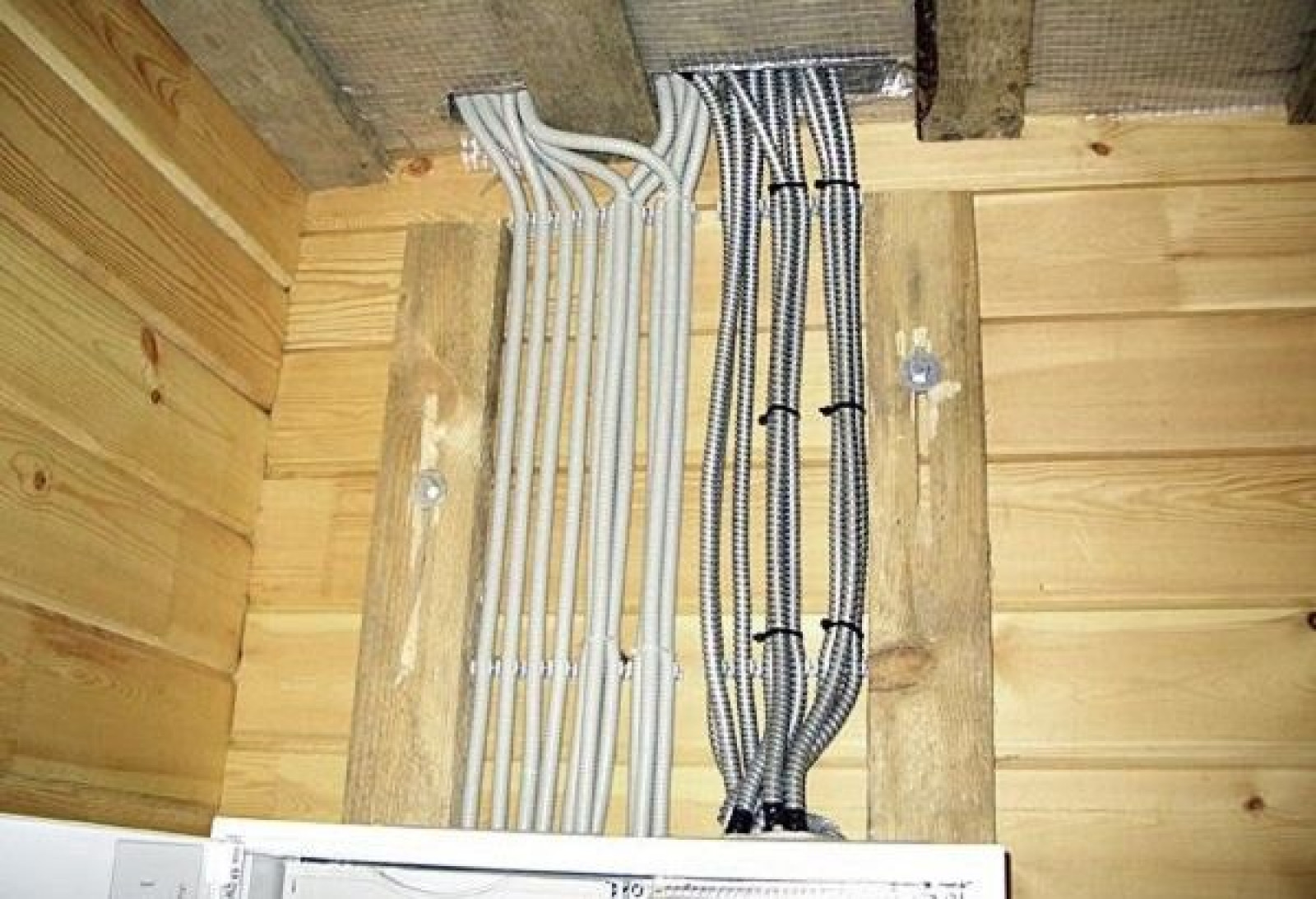 Прокладка скрытой электропроводки в деревянном доме