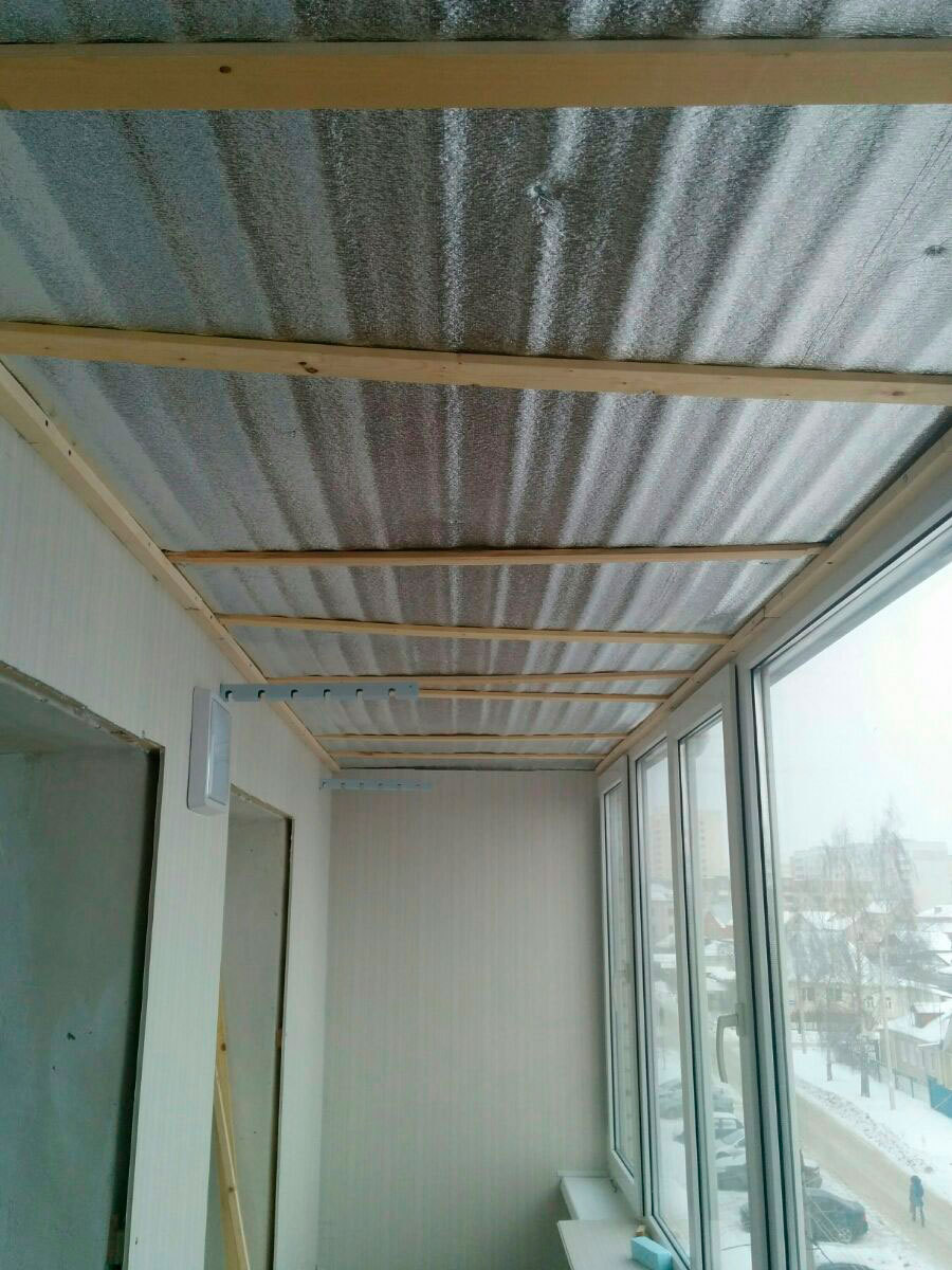 Чем отделать потолок на балконе