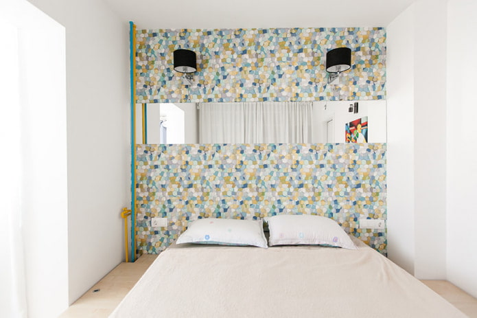 спальня с акцентной стеной имитирующей мозаику