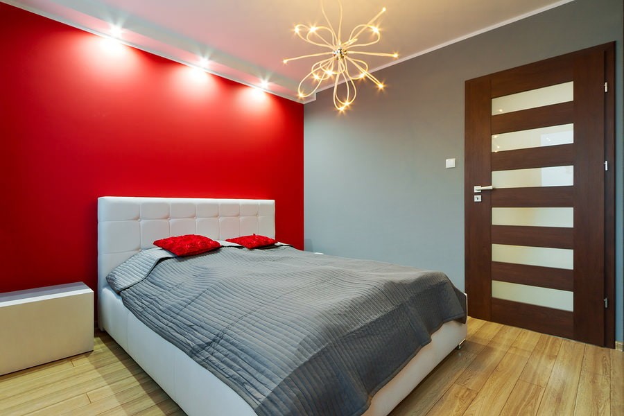 Красная стена в интерьере маленькой спальни