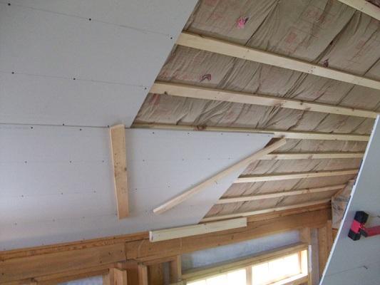 Пластиковые панели для потолка в деревянном доме