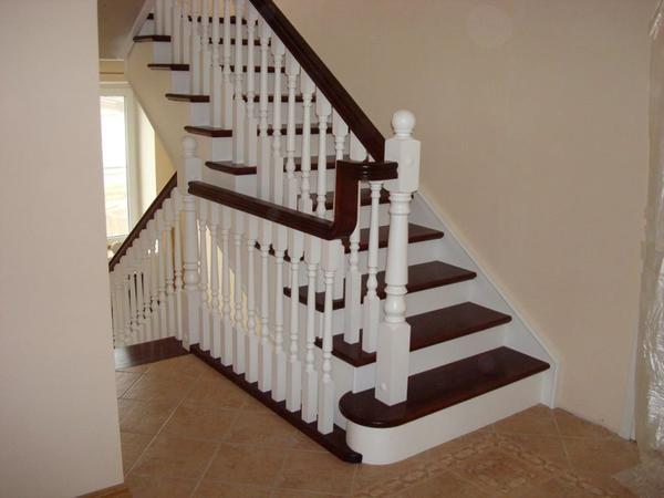 Для большого загородного дома лучше выбирать маршевые лестницы в классическом стиле
