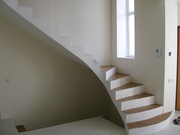 Преимущество бетонной лестницы в том, что она характеризуется прочностью и долговечностью 