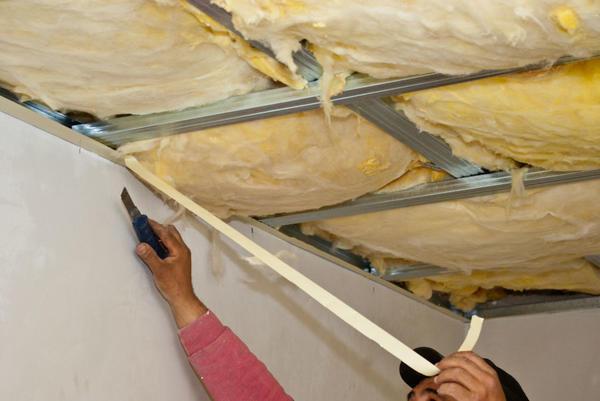 Для утепления потолка минватой в доме изнутри, рациональнее приобрести утеплитель в виде плит