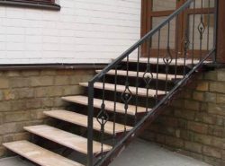 При выборе лестницы на крыльцо дома в обязательном порядок следует учитывать экстерьер дома