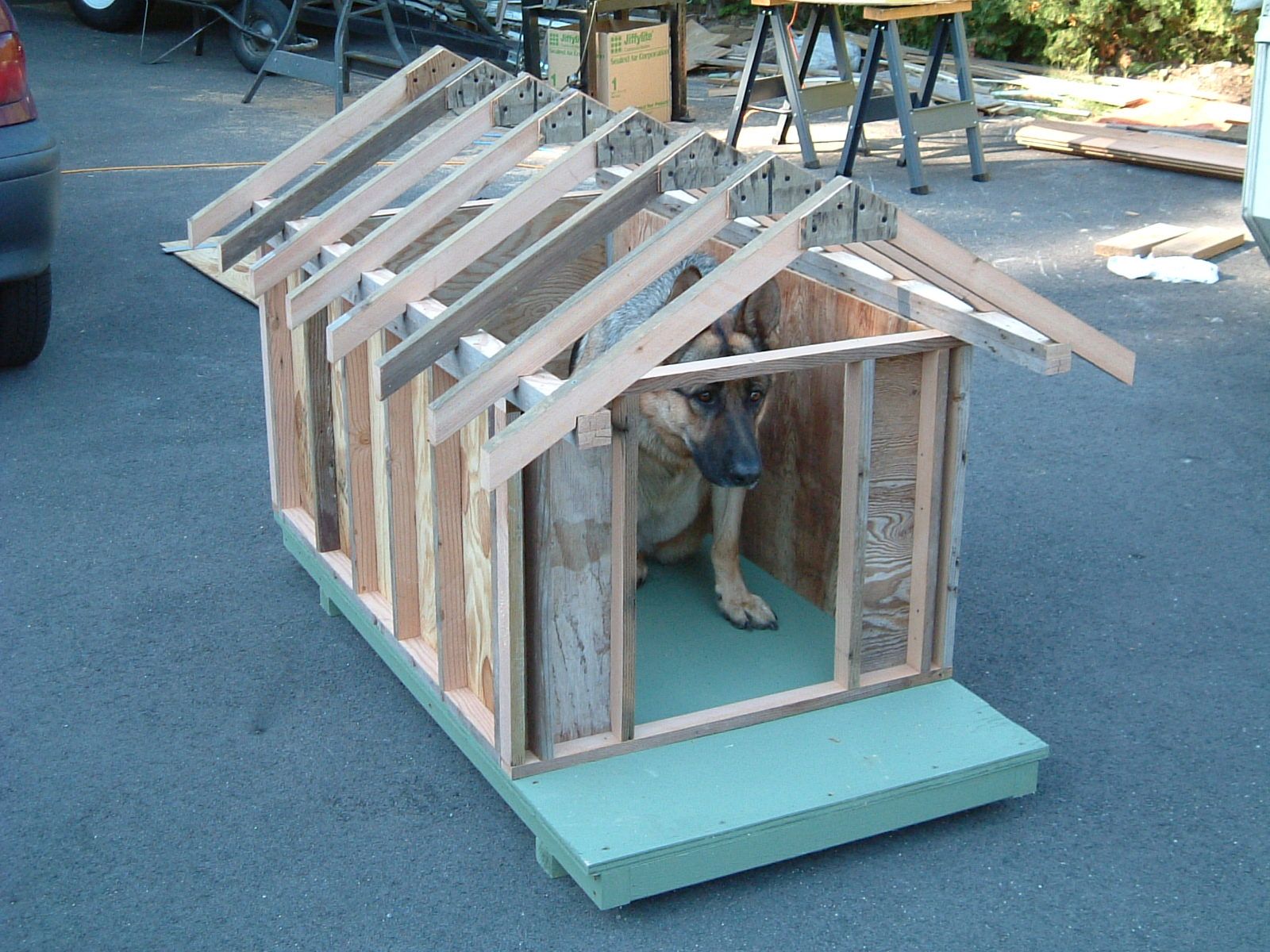 Как построить будку для собаки своими руками. Будка для собаки. Собака с конурой. Каркас для будки. Каркас домика для собаки.