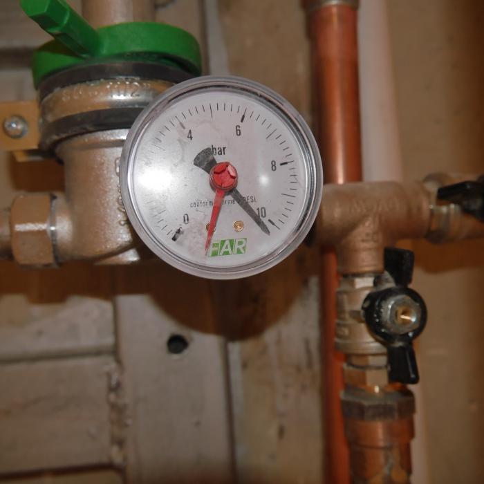 Норма давления в водопроводе. Манометр на холодной воде в частном доме. Высокое давление горячей воды.