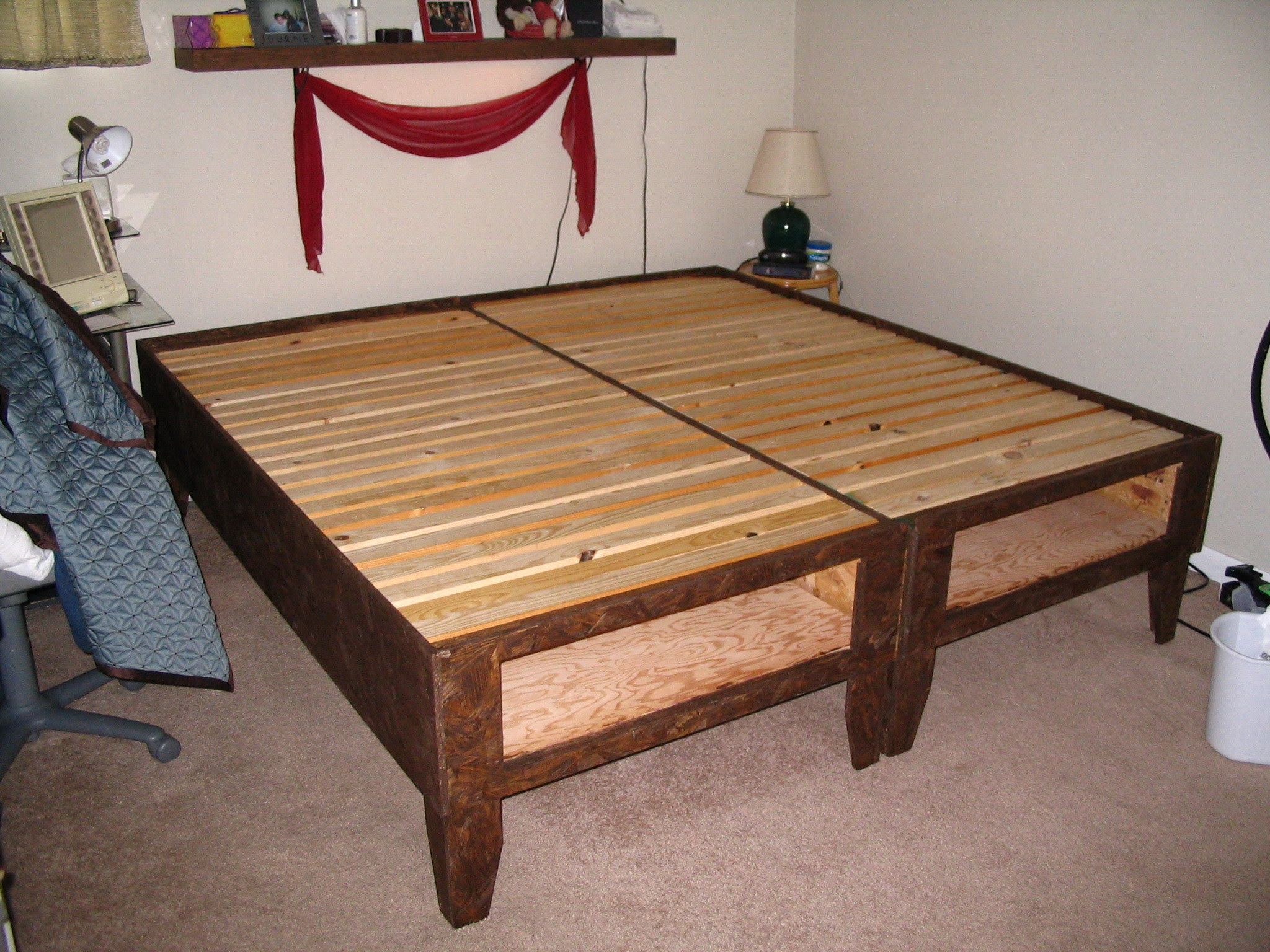 Самодельная кровать из дерева. Самодельная двуспальная кровать. Кровать из брусков. Самодельная деревянная кровать. Кровать двуспальная деревянная своими руками.