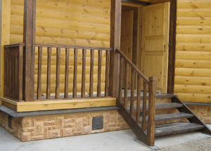 Цокольные панели надёжно защищают деревянный фасад