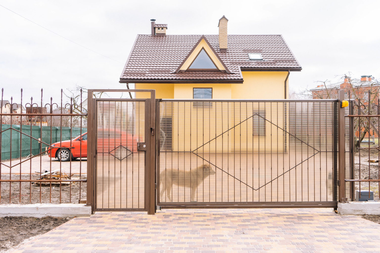 Ворота с крышей для частных домов фото