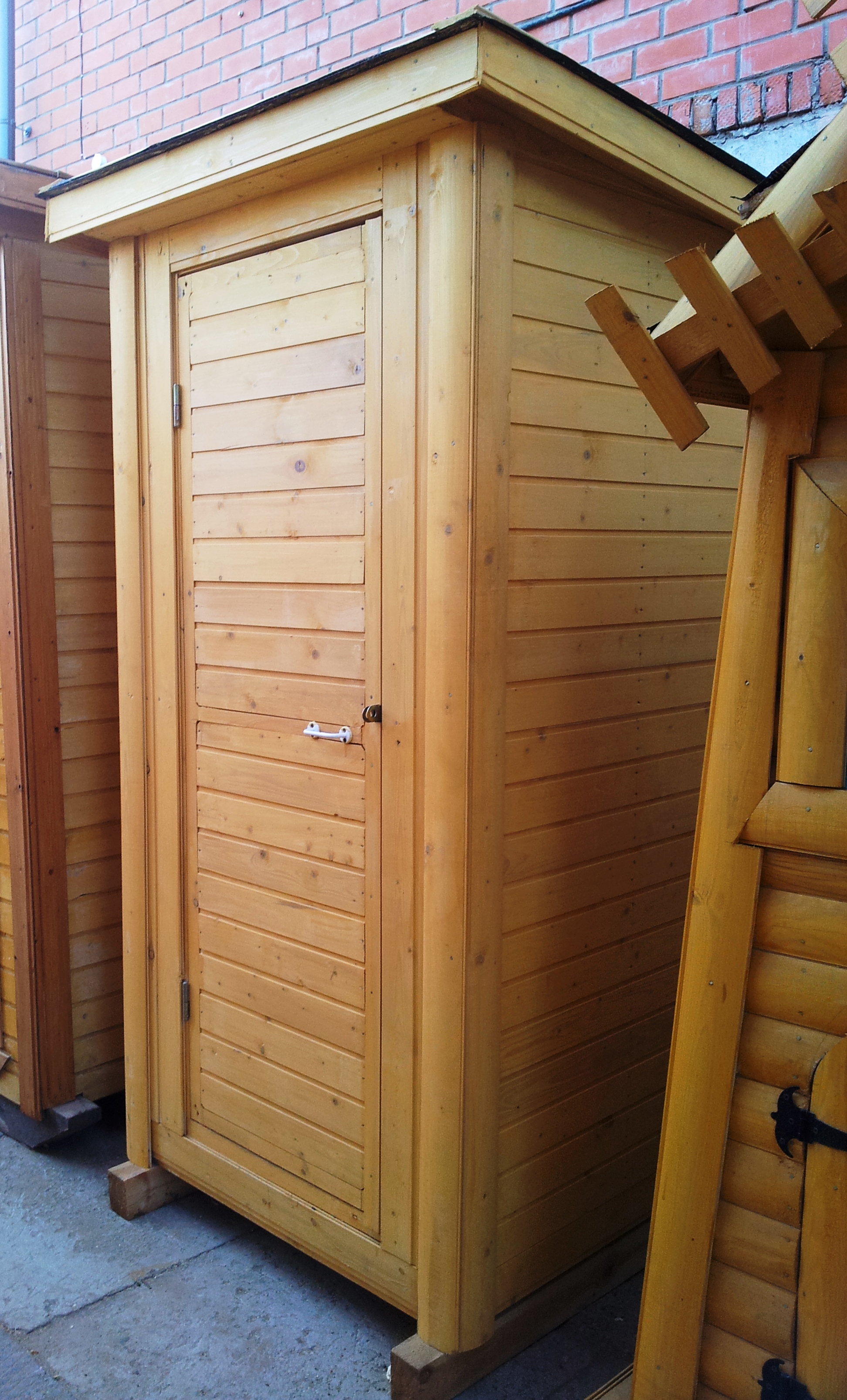 Уличный туалет для дачи деревянный цена. Туалет для дачи. Туалет дачный. Туалет деревянный для дачи. Туалет уличный деревянный.