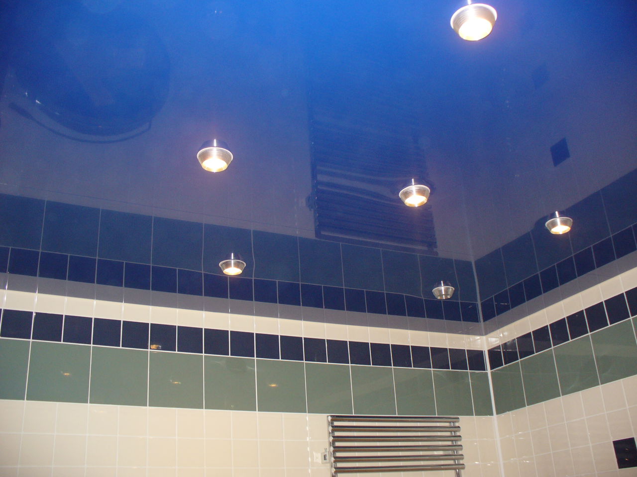 фото глянцевых натяжных потолков в ванной