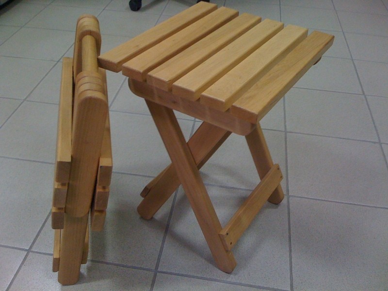 Складной стул своими руками из дерева. Табуретка деревянная. Деревянные складные табуретки. Складной стульчик из дерева. Табурет раскладной деревянный.