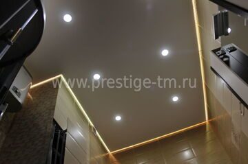 Натяжной потолок  и плитка, с подсветкой в ванной  © Prestige-tm