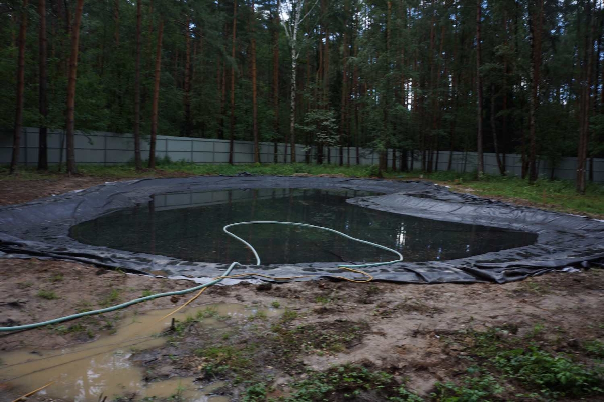 Кромка водоема. Пленочный пруд. Пруд на участке из пленки. Пруды Пленочные на дачном участке. Сооружение водоема из пленки.