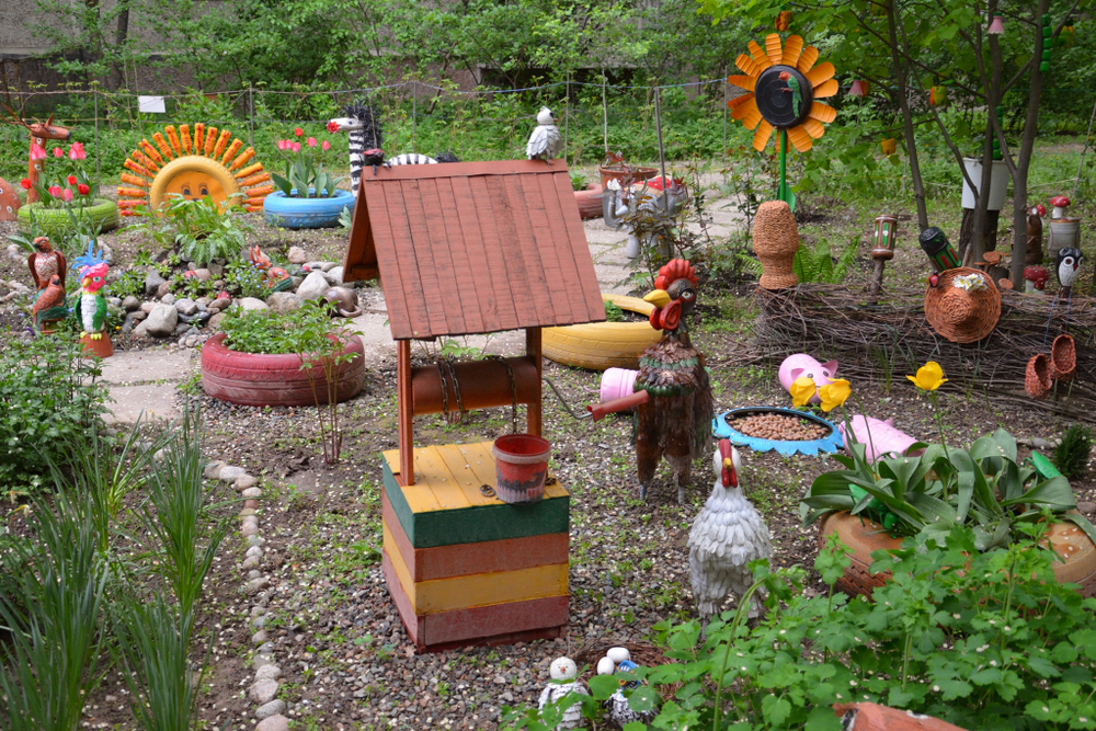 Как украсить двор частного дома своими руками из подручных материалов летом недорого с фото пошагово