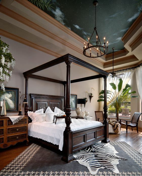 Фотообои на потолке спальни в классическом стиле