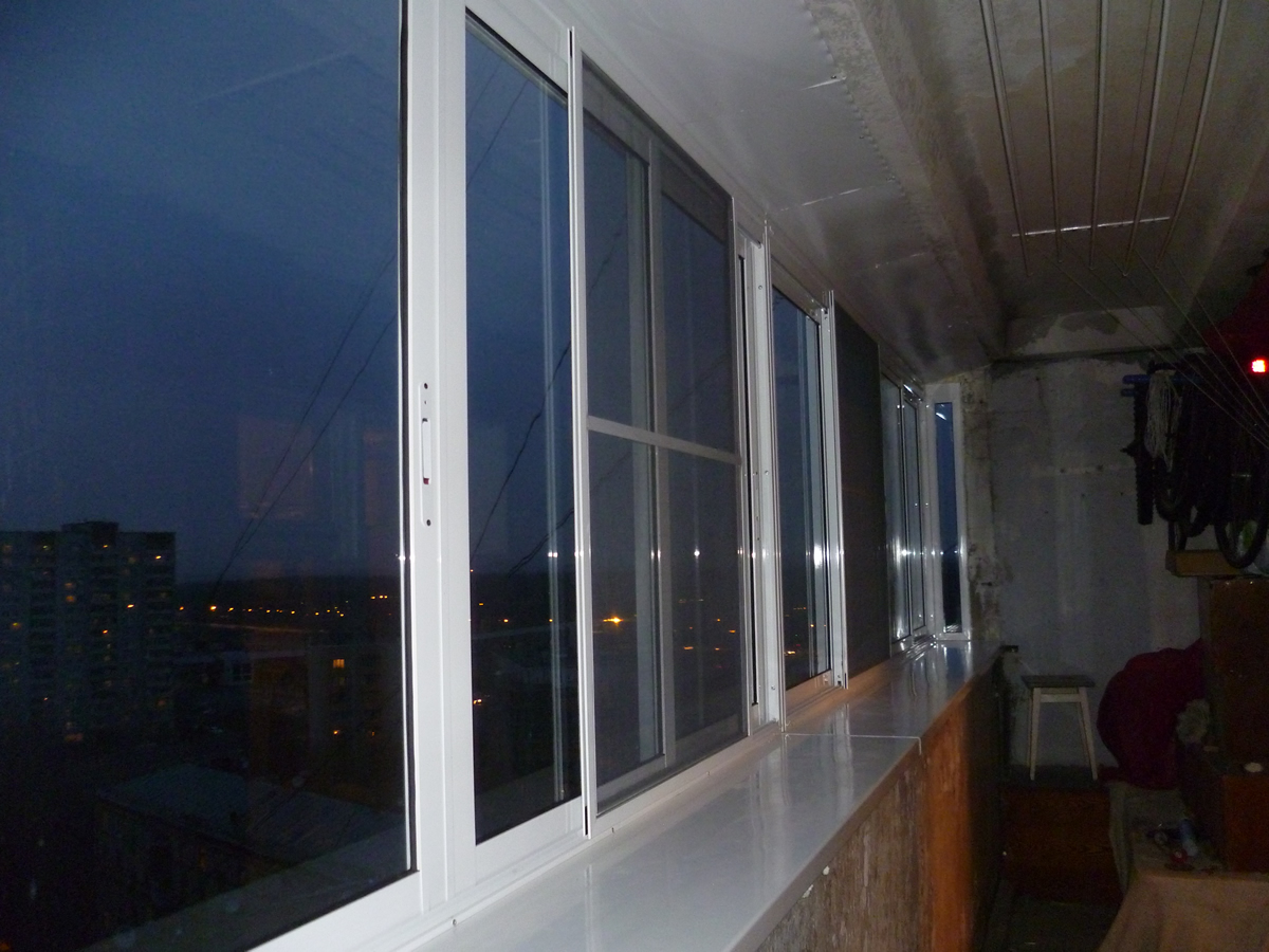 Лоджия пластиковая 6 метров. Пластиковая лоджия 6 метров. Пластиковые окна на 6 метровый балкон. Пластиковый 6 метровый балкон. Пластиковые окна на лоджию 6 метров.
