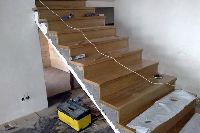 Лестница бетонная с деревянными ступенями фото – видео-инструкция по .