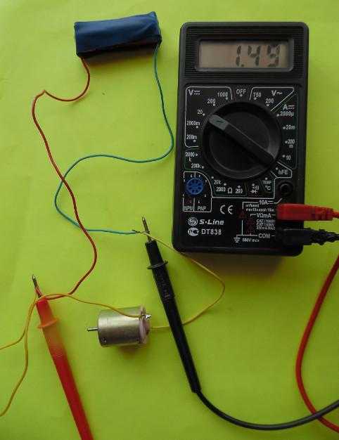 Как прозвонить моторчик мультиметром. Прозвонка моторчика мультиметром. Прозвонить моторчик мультиметром. Как померить напряжение мультиметром на аккумуляторе. Замерить заряд батарейки мультиметром.