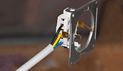  соединить от одного провода розетку и выключатель – Схема .