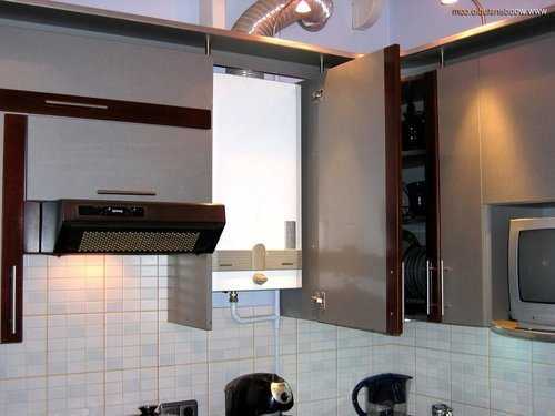 Угловая кухня с котлом отопления дизайн