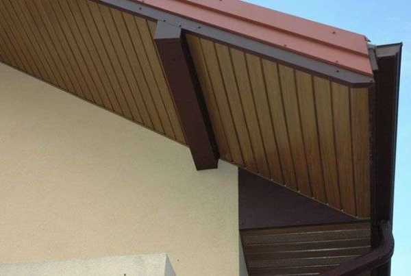  карниза крыши софитом – Варианты подшивки свесов крыши софитом .