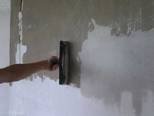 Нужно ли грунтовать стены после шпаклевки под обои